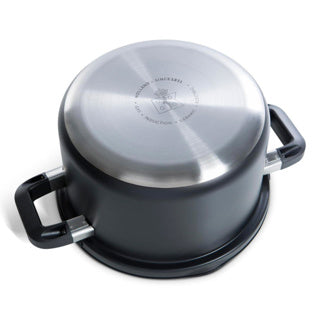 Afbeelding laden in galerijviewer, Bk flow cool black soeppan 24cm - 6.5l - zonder pfas-vrije antikleeflaag - inductie kookpan - rvs kookpan - veilig afgietsysteem - ovenbestendig tot 160°c - met deksel - zilver