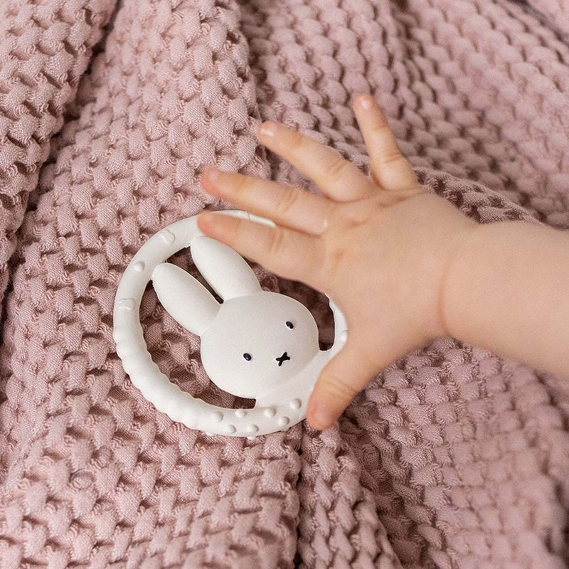 Afbeelding laden in galerijviewer, Bambolino nijntje bijtring natuurlijk rubber - kraamcadeau baby - toys