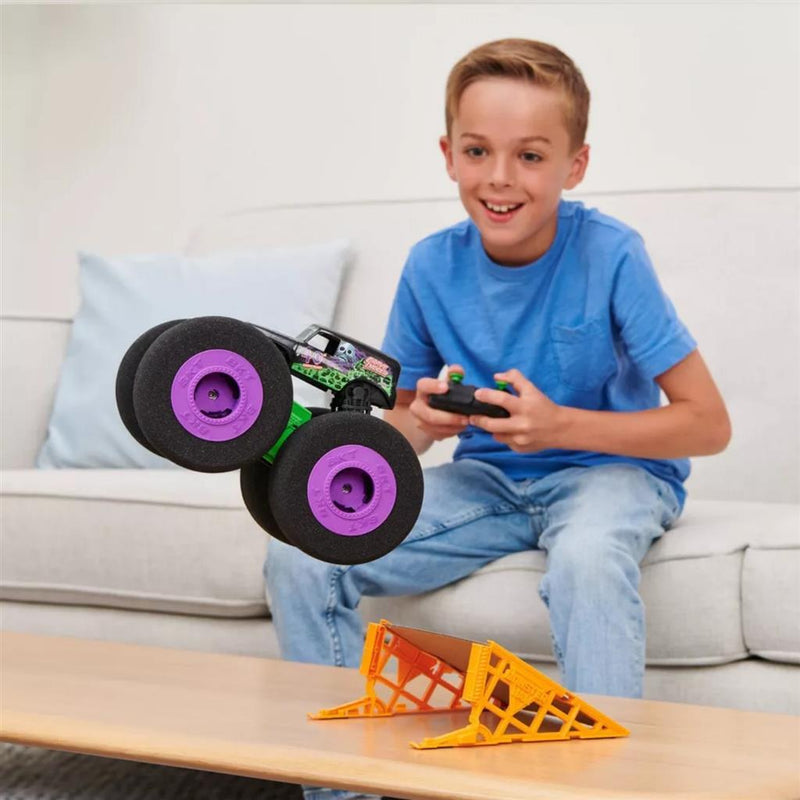 Afbeelding laden in galerijviewer, Monster Jam Monster Jam RC Grave Digger Ramp Champ 1:16