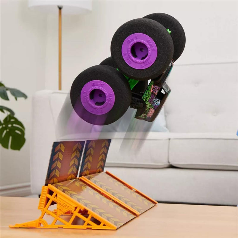 Afbeelding laden in galerijviewer, Monster Jam Monster Jam RC Grave Digger Ramp Champ 1:16