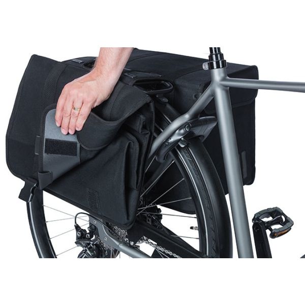 Afbeelding laden in galerijviewer, Basil Kavan Eco Classic 58L dubbele fietstas zwart
