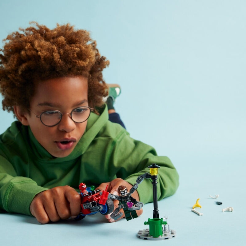 Afbeelding laden in galerijviewer, Lego LEGO Super Heroes 76275 Motorachtervolging: Spider-Man vs. Doc Ock