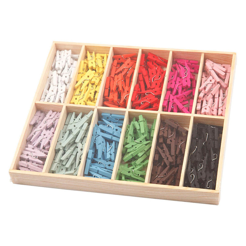 Afbeelding laden in galerijviewer, Creativ company https: www.cchobby.nl mini-wasknijper-l-25-mm-b-3-mm-diverse-kleuren-12x24-stuk-1-doos