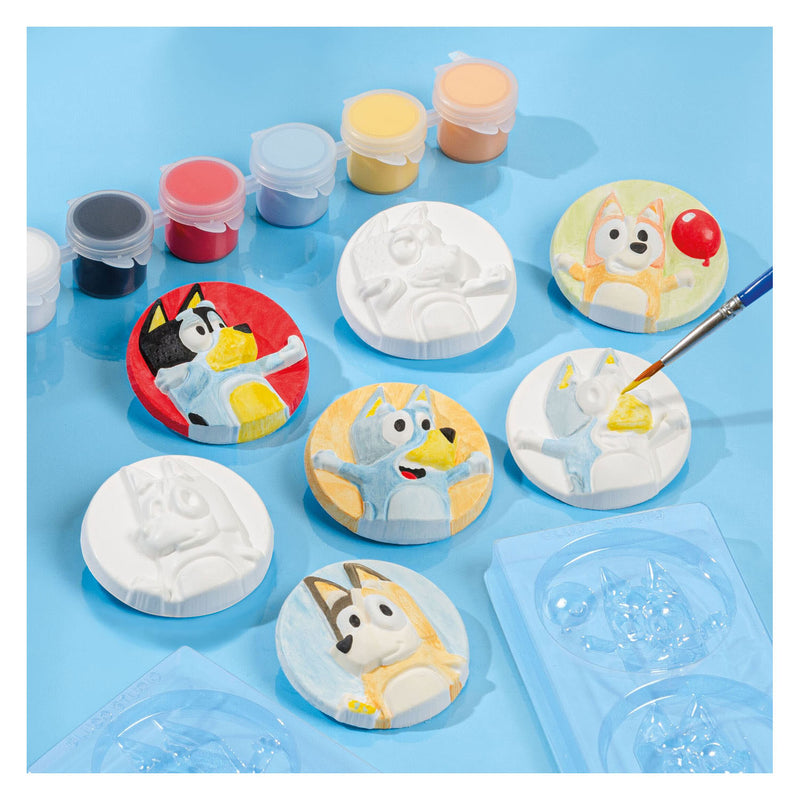 Afbeelding laden in galerijviewer, Totum bluey 2 in 1 knutselset gips gieten en stempelkaarten maken - creatief speelgoed vanaf 5 jaar - cadeautip knutselen kleuters jongens en meisjes