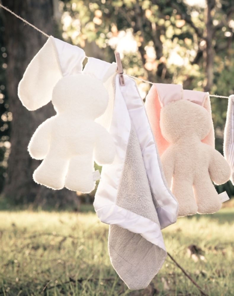 Afbeelding laden in galerijviewer, Snuggle bunny beige met roze oren. 26 cm