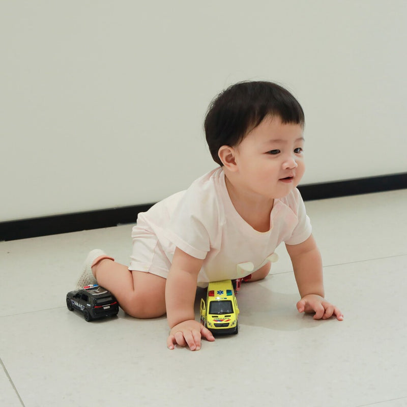 Afbeelding laden in galerijviewer, 112 pull-back ambulance bus 1:34 + licht en geluid