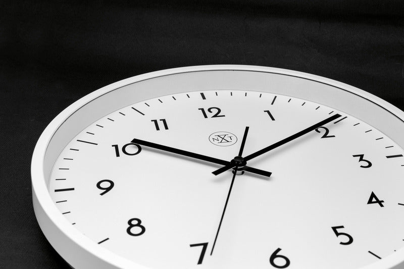 Afbeelding laden in galerijviewer, Nextime nxt easy big – wandklok – 30 cm – plastic – wit – stil