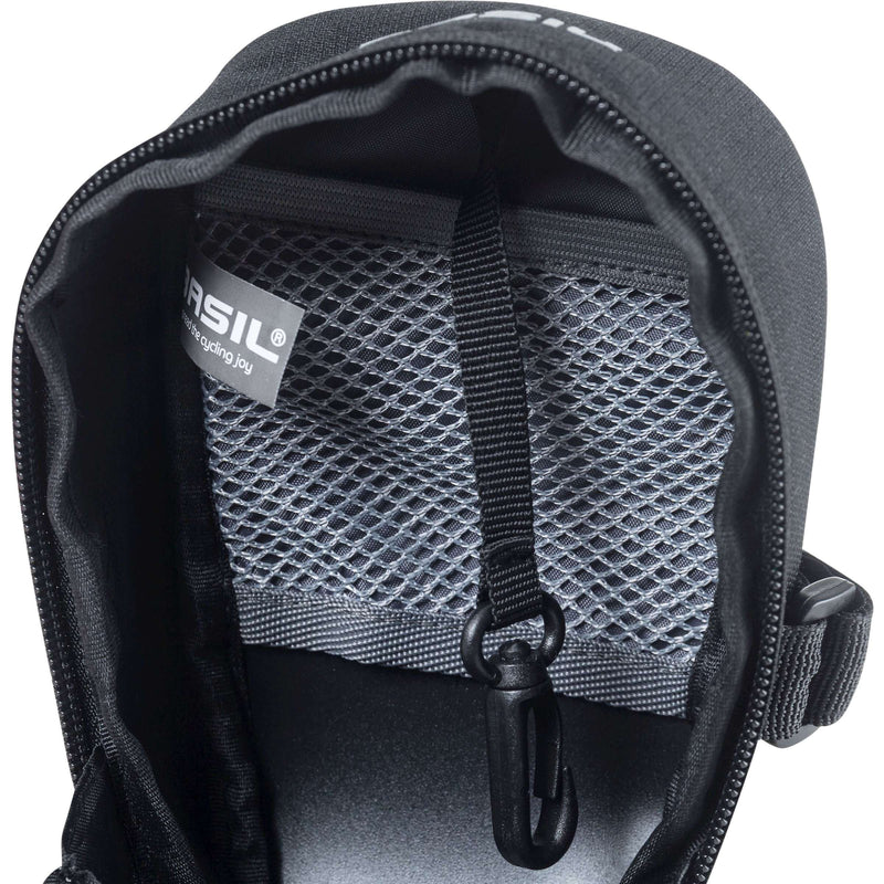 Afbeelding laden in galerijviewer, Basil Mada Zadeltas - Compact, zwart, 1L, klittenband, fietsaccessoire