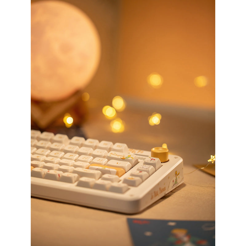 Afbeelding laden in galerijviewer, Iqunix zx75 sunset ponder wireless mechanical keyboard (lichtgeel, us lay-out (qwerty), iqunix little prince, 75%, rgb leds, hot-swappable, double-shot pbt, 2.4ghz | bluetooth 5.1 | usb-c)