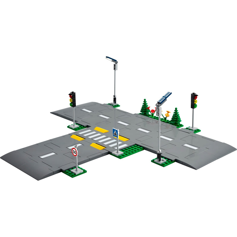 Afbeelding laden in galerijviewer, Lego ® city wegplaten 60304 bouwset; bouwbare speelgoedweg; maak de wegplaten vast aan je stad om deze uit te breiden; met lantaarnpalen, stoplichten, verkeersborden, bomen en planten, verkeersdrempels en een zebrapad (112 onderdelen)