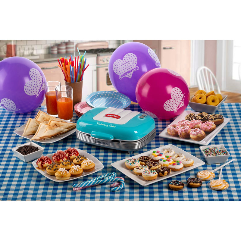 Afbeelding laden in galerijviewer, Ariete party time tosti cupcake maker 1972 01 sandwichmaker (lichtblauw)