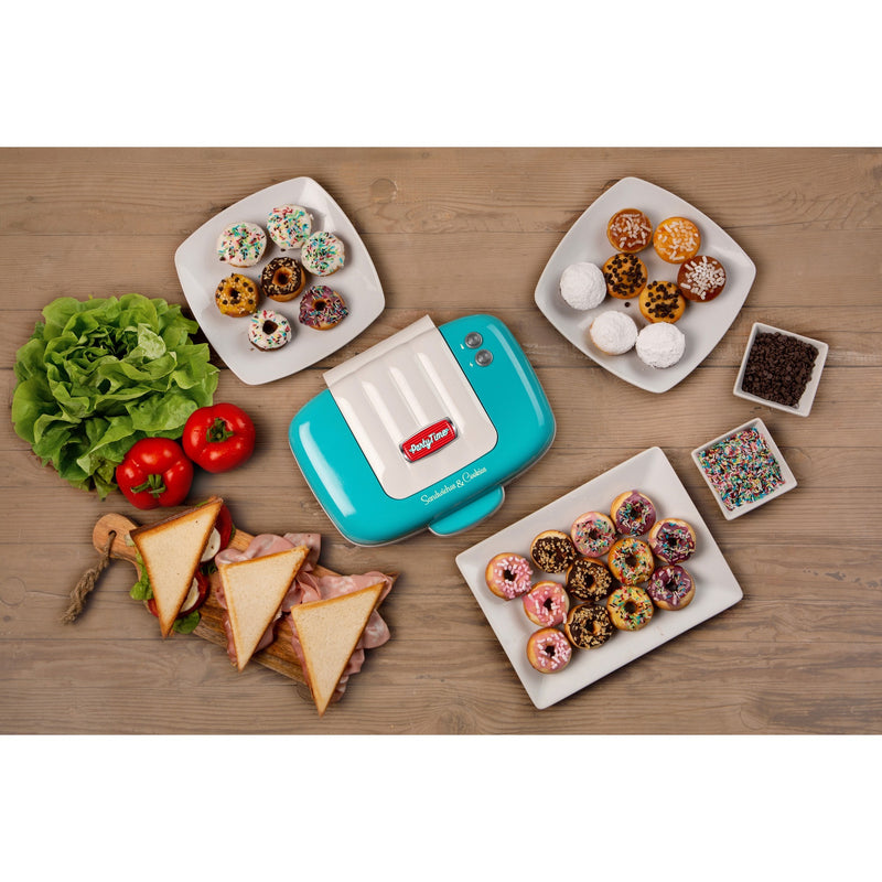Afbeelding laden in galerijviewer, Ariete party time tosti cupcake maker 1972 01 sandwichmaker (lichtblauw)