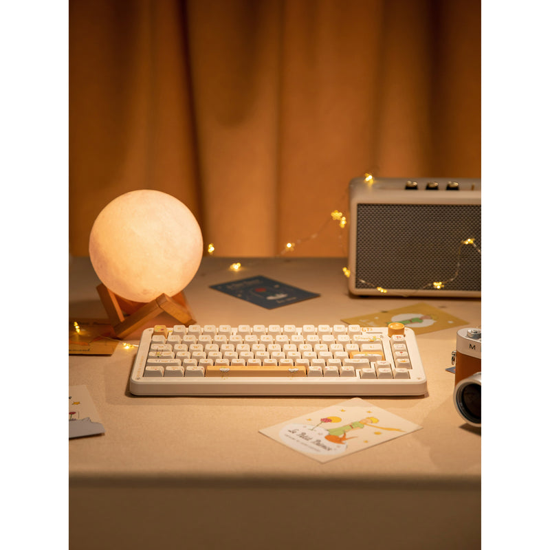 Afbeelding laden in galerijviewer, Iqunix zx75 sunset ponder wireless mechanical keyboard (lichtgeel, us lay-out (qwerty), iqunix little prince, 75%, rgb leds, hot-swappable, double-shot pbt, 2.4ghz | bluetooth 5.1 | usb-c)