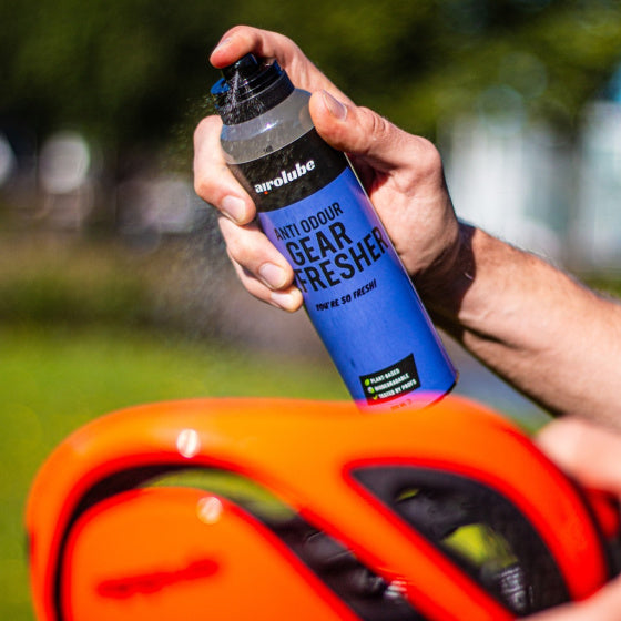 Afbeelding laden in galerijviewer, Airolube Kleding sportuitrusting verfrisser 200 ml blauw zwart