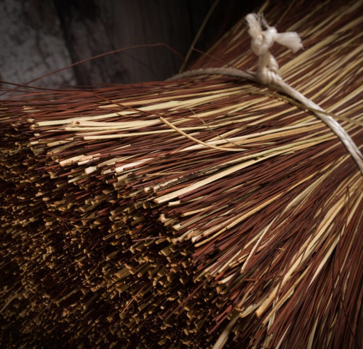 Afbeelding laden in galerijviewer, Producten gootbezem 28cm bahia stalks met steelhouder fsc 100
