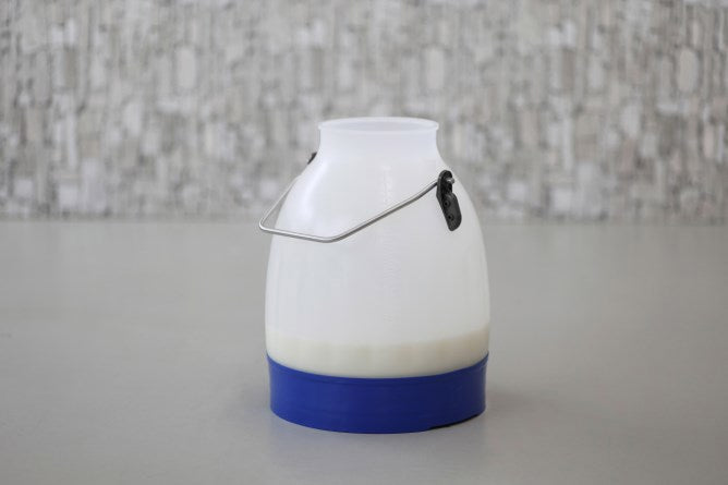 Afbeelding laden in galerijviewer, Kerbl producten melkemmer semi transparant blauw 30 liter
