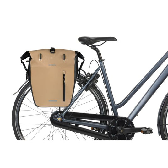 Basil enkele fietstas rivo l tarpaulin mik 25-31l 14 x 28 x 43 cm - zand zwart