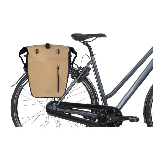 Afbeelding laden in galerijviewer, Basil enkele fietstas rivo l tarpaulin mik 25-31l 14 x 28 x 43 cm - zand zwart

