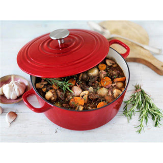 Afbeelding laden in galerijviewer, Bk bourgogne braadpan gietijzer 28cm 6.7l - inductie braadpan - gietijzeren braadpan - ovenbestendig tot 230 graden - deksel met druipringen - wit geëmailleerde binnenkant - chili red

