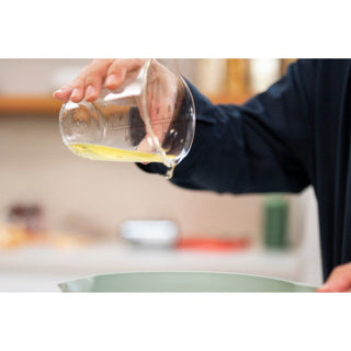 Afbeelding laden in galerijviewer, Mepal glas maatbeker met deksel chef it - 500 ml - maataanduiding - vaatwasmachine-. magnetron- en ovenbestendig - bakspullen - navy
