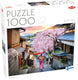 Tactic woman walking in kyoto – puzzel – 1000 stukjes – traditioneel japanse straat – sfeervolle sakura bloesem – hoogwaardige scandinavische kwaliteit