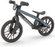Chillafish loopfiets 2 jaar met moto geluid - zwart - lichtgewicht loopfiets jongens en meisjes tot 5 jaar met voetsteun, voetrem en verstelbaar zadel - met 12 rubberskin banden voor extra grip - geen batterijen nodig - model bmxie vroom