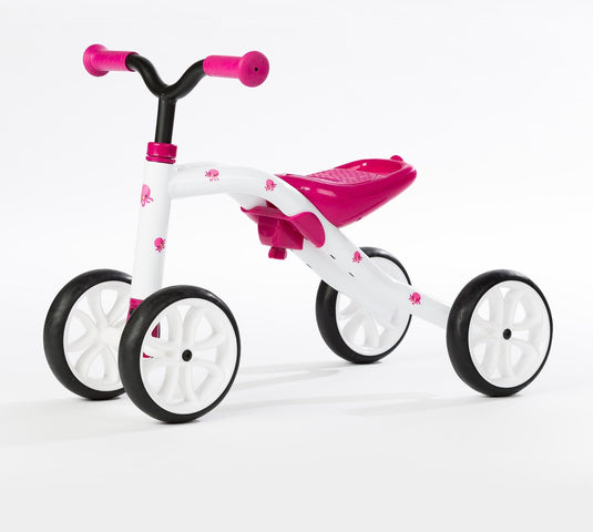 Chillafish loopfiets 1 jaar voor meisjes - vierwieler loopfiets tot 3 jaar met opbergvak - roze - lichtgewicht loopauto met verstelbare zitting en draaghandvat - extra stabiel - stille anti slip banden voor binnen en buiten - model quadie