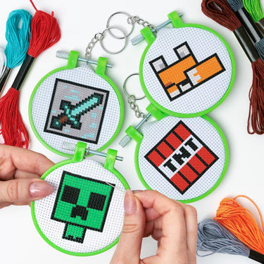 Paladone minecraft cross stitch charms set (4‑pack) – officieel gelicentieerde diy knutselset met creeper, tnt, fox sword-