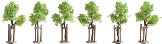 Noch jonge bomen met ondersteuning