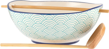 Typhoon world foods noedelsoep kom uit aardewerk met lepel en eetstokje uit bamboo