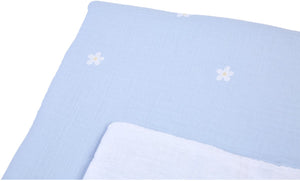 Childhome babydeken flower collection - dubbelzijdig dekentje in mousseline van 100% katoen - effen aan de ene kant, bloemenprint aan de andere - tog-waarde 2,5 voor knus slapen - oeko-tex - 80 x 100 cm - wit blauw