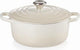Le creuset braadpan signature meringue – ø 24 cm 4,2 liter – klassieke ronde braadpan van gietijzer – geschikt voor alle warmtebronnen – emaille coating in subtiele meringue tint – voor stoven, braden en tafelpresentatie