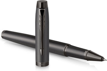Parker im monochrome rollerballpen | zwarte inkt | gunmetal afwerking en details | fijne punt | geschenkverpakking