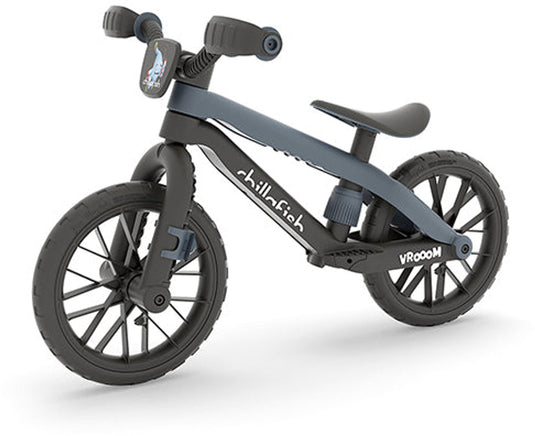 Chillafish loopfiets 2 jaar met moto geluid - zwart - lichtgewicht loopfiets jongens en meisjes tot 5 jaar met voetsteun, voetrem en verstelbaar zadel - met 12 rubberskin banden voor extra grip - geen batterijen nodig - model bmxie vroom