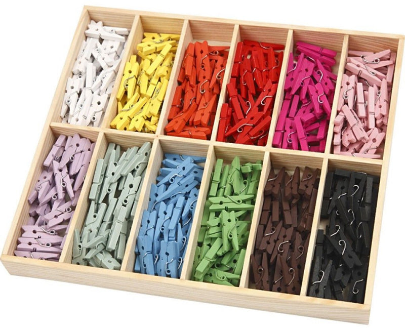 Afbeelding laden in galerijviewer, Creativ company https: www.cchobby.nl mini-wasknijper-l-25-mm-b-3-mm-diverse-kleuren-12x24-stuk-1-doos
