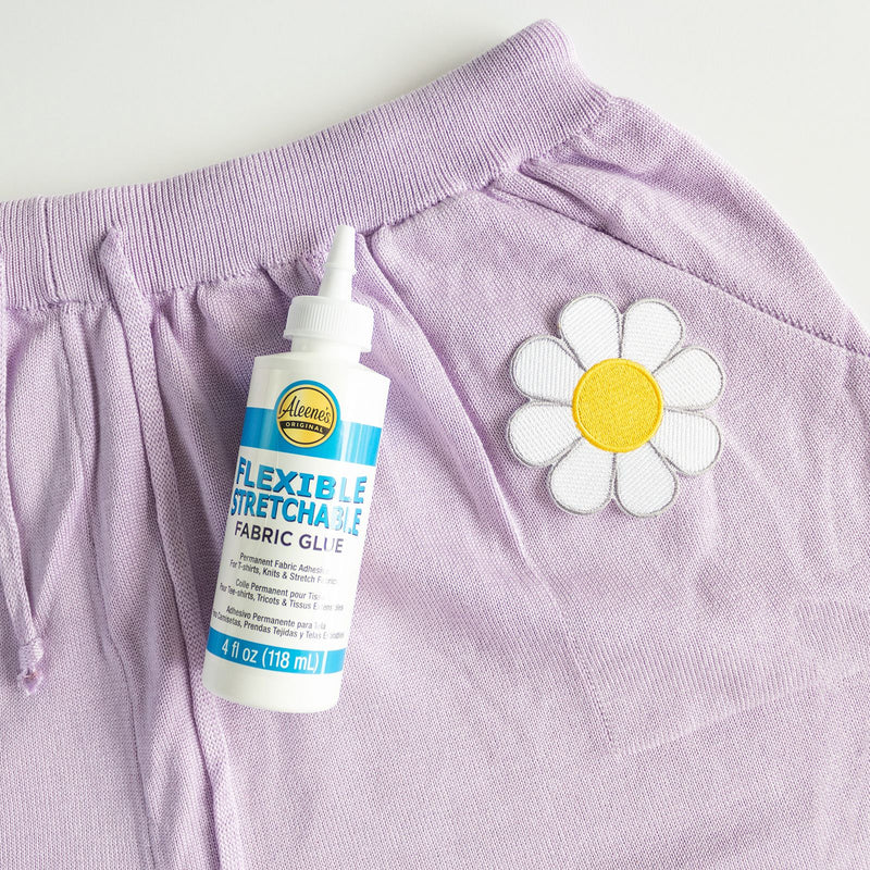 Afbeelding laden in galerijviewer, Aleene's • flexible stretchable permanent fabric glue 118ml
