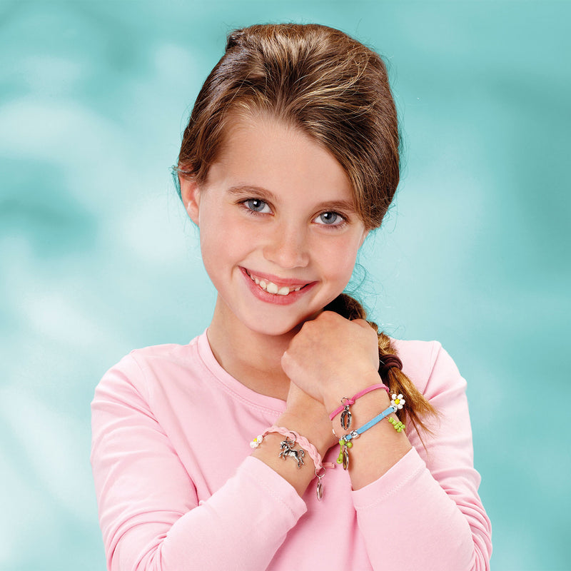 Afbeelding laden in galerijviewer, Totum pretty pony - knutselset paarden sieraden maken - bedel armbandjes maken met hoefijzer en paardenbedels - creatief speelgoed meisjes knutselset - cadeautip
