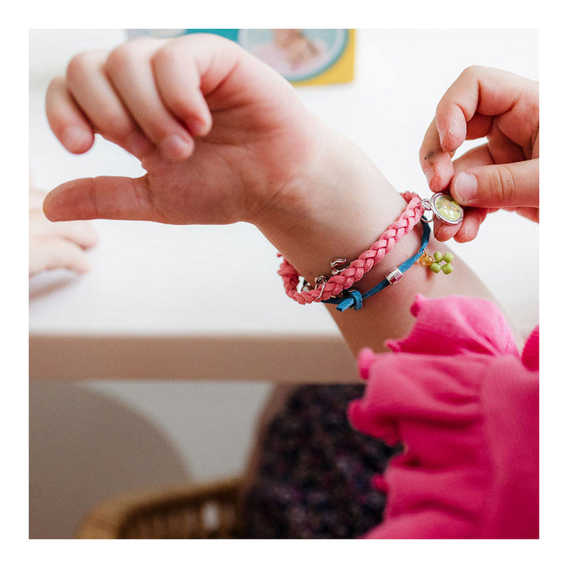 Afbeelding laden in galerijviewer, Totum pretty pony - knutselset paarden sieraden maken - bedel armbandjes maken met hoefijzer en paardenbedels - creatief speelgoed meisjes knutselset - cadeautip
