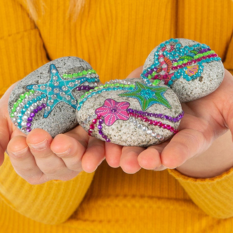 Afbeelding laden in galerijviewer, Totum knutselset stenen versieren met zeester incl. 350+ strass steentjes - rock starfish cadeautip creatief speelgoed meisjes en jongens knutselen
