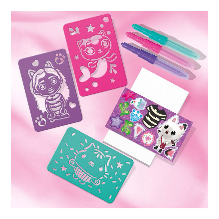 Afbeelding laden in galerijviewer, Totum gabby’s poppenhuis knutselset 2 in 1 glitter bedelarmbandjes maken blaaspennen en sjablonen gabby’s dollhouse creatief speelgoed meisjes cadeau tip
