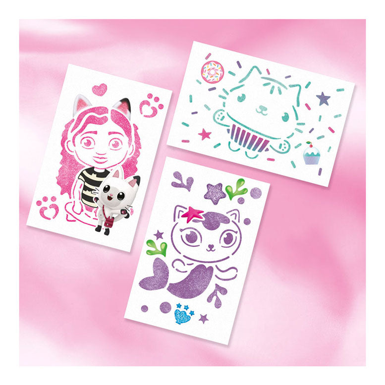 Afbeelding laden in galerijviewer, Totum gabby’s poppenhuis knutselset 2 in 1 glitter bedelarmbandjes maken blaaspennen en sjablonen gabby’s dollhouse creatief speelgoed meisjes cadeau tip
