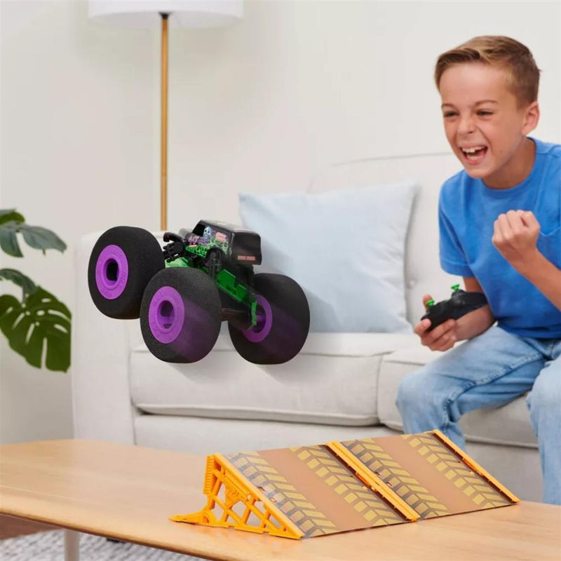 Afbeelding laden in galerijviewer, Monster Jam Monster Jam RC Grave Digger Ramp Champ 1:16
