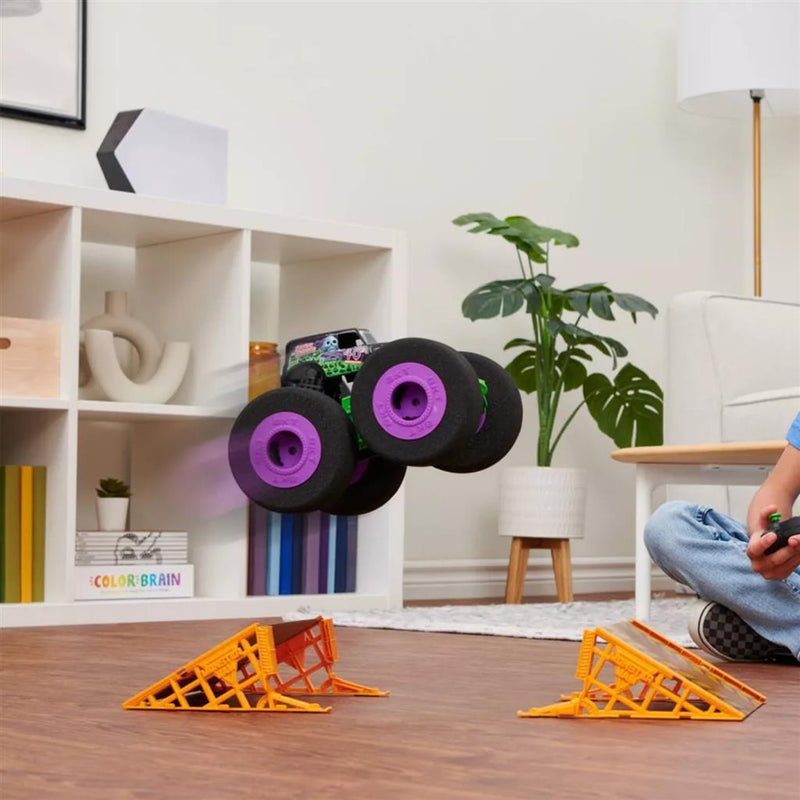 Afbeelding laden in galerijviewer, Monster Jam Monster Jam RC Grave Digger Ramp Champ 1:16
