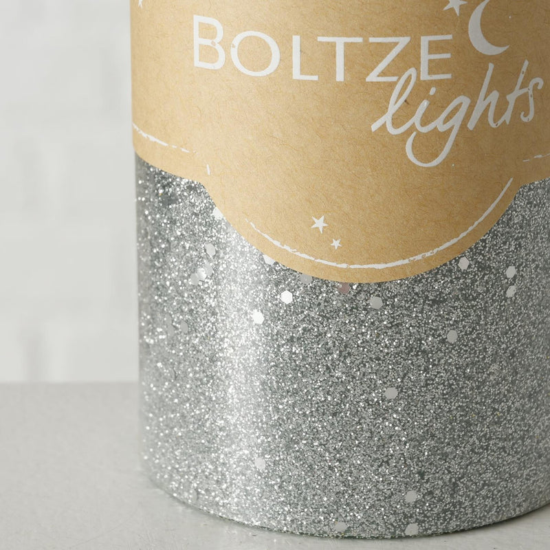 Afbeelding laden in galerijviewer, Boltze home stompkaars mariza ø7xh13cm , grey, sage green, silver colour-mix
