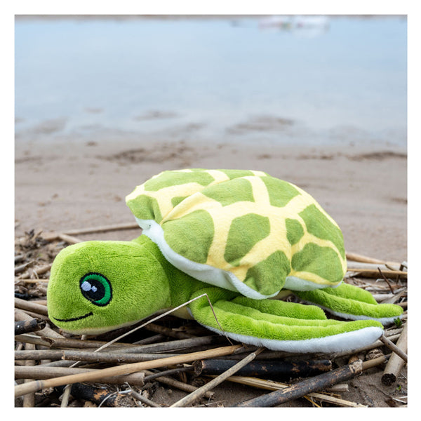 Afbeelding laden in galerijviewer, Tactic save the sea schildpad konna –duurzame knuffel 20x10x7 cm – gemaakt van 4-7 gerecyclede pet flessen – inclusief adoptiecertificaat – educatief speelgoed vanaf 0 jaar – ecologisch pluche – 100% recyclebaar – bescherm de zee – met gratis app

