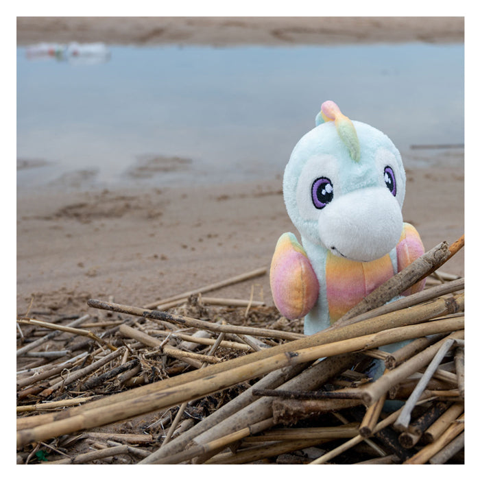 Afbeelding laden in galerijviewer, Tactic save the sea zeepaard matilda –duurzame knuffel 20x10x5 cm– gemaakt van 4-7 gerecyclede pet flessen – inclusief adoptiecertificaat – educatief speelgoed vanaf 0 jaar – ecologisch pluche – 100% recyclebaar – bescherm de zee – met gratis app
