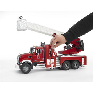 Afbeelding laden in galerijviewer, Bruder mack granite brandweerauto ladder en waterpomp
