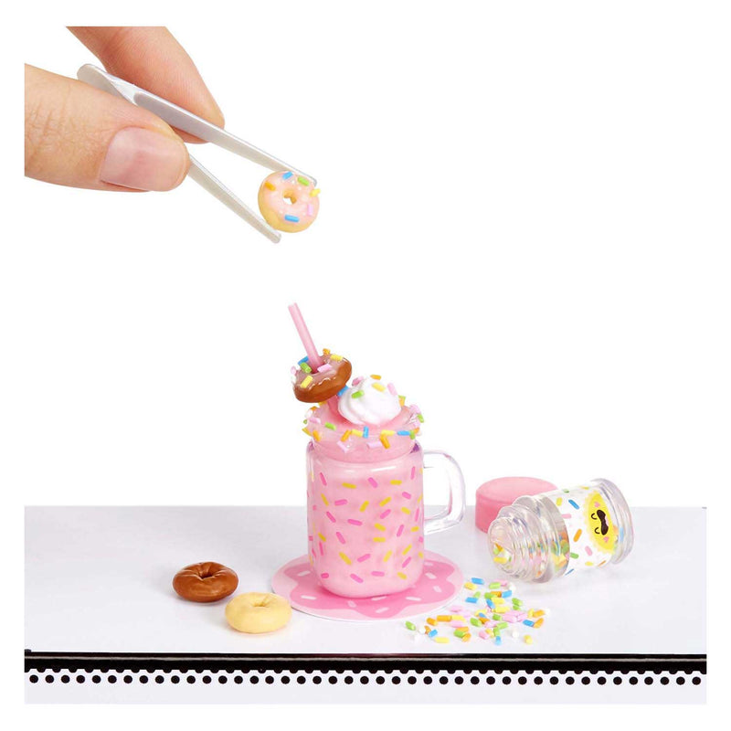 Afbeelding laden in galerijviewer, Miniverse make it mini foods: diner series 4 - knutselset - miniaturen maken - hapjes en drankjes - inclusief tafeltje
