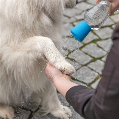 Afbeelding laden in galerijviewer, Trixie mobiele hondendouche voor petfles blauw
