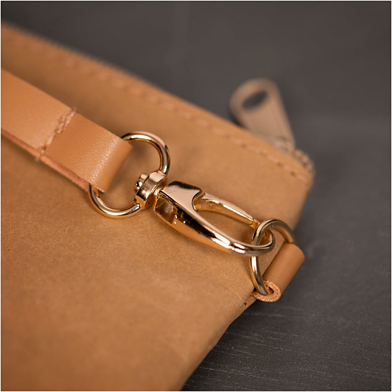 Afbeelding laden in galerijviewer, Https: www.cchobby.nl faux-leather-clutch-h-18-cm-l-21-cm-350-gr-lichtbruin-1-stuk
